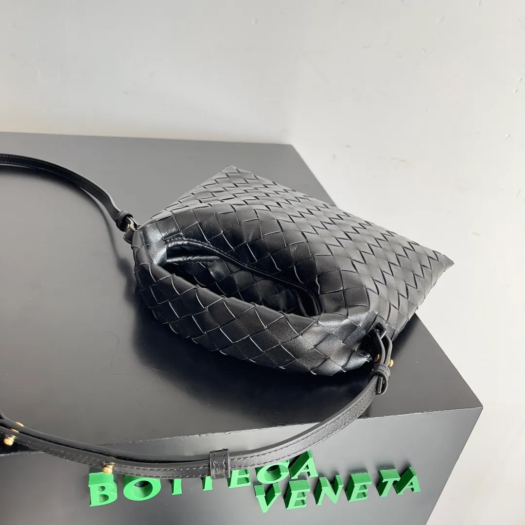 Batch 1400 BV 24 early spring new mini Hop has finally arrived! ! ! The small one is really exquisite and textured, and the calf leather really shows off your temperament! ! ! Its shoulder strap is detachable, so it can be carried by hand or worn cross-body, which is really very practical! Moreover, the 15ProMax mobile phone can also be placed, so there is no need to worry about the problem of not being able to place the mobile phone. 📱 Style number: 777586 Size: 25.5*14.5*11cm